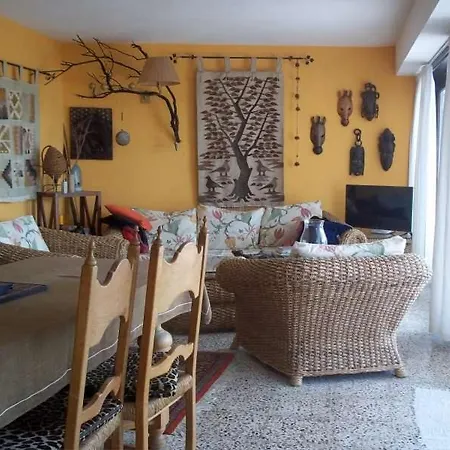 Sleeps 2 Wifi Фамара