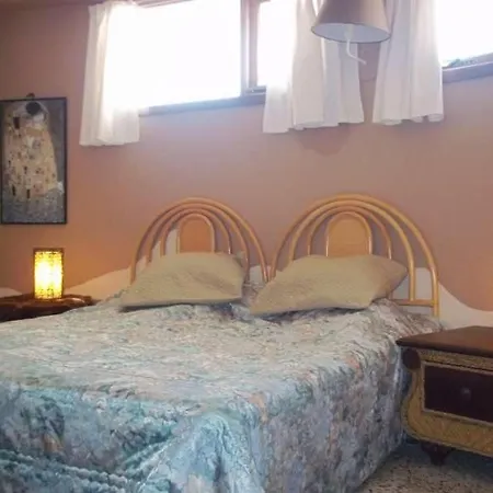 Дом отдыха Sleeps 2 Wifi Фамара